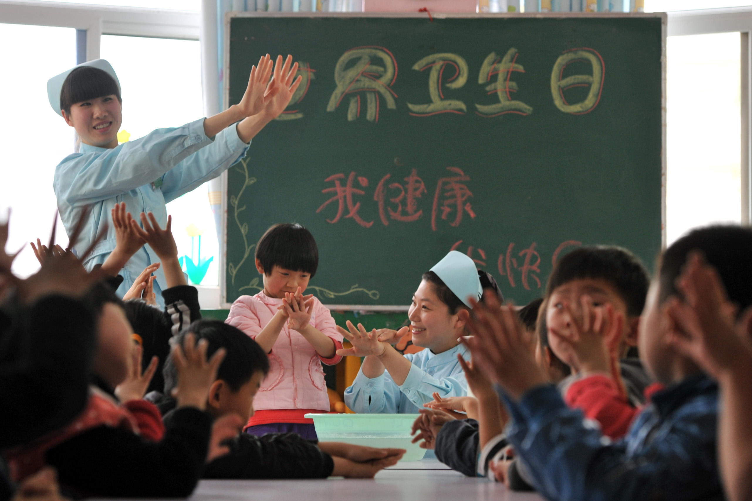 世界卫生日:\讲卫生\从小养成