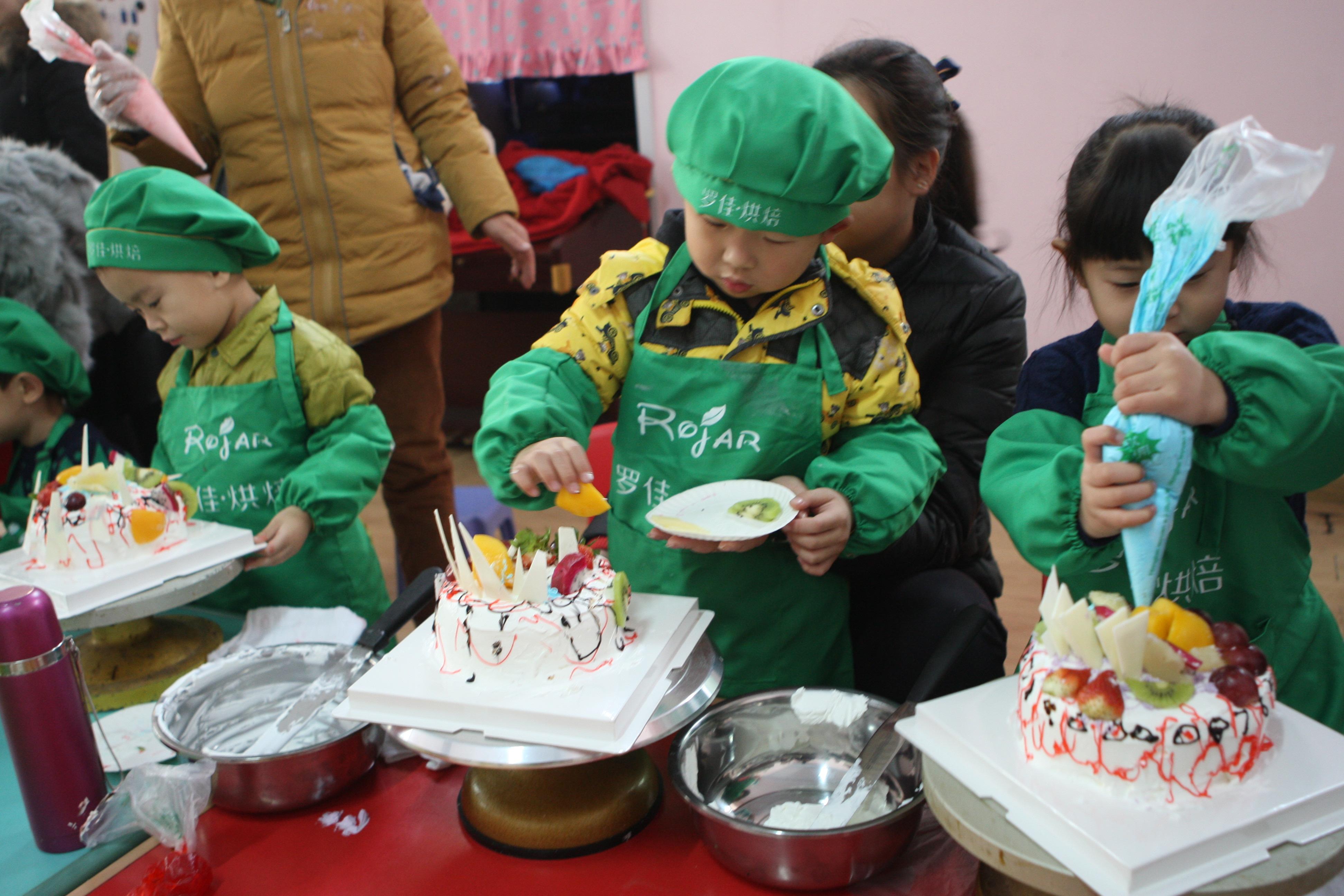 图片新闻:解放区孩子和家长一起制作蛋糕迎新