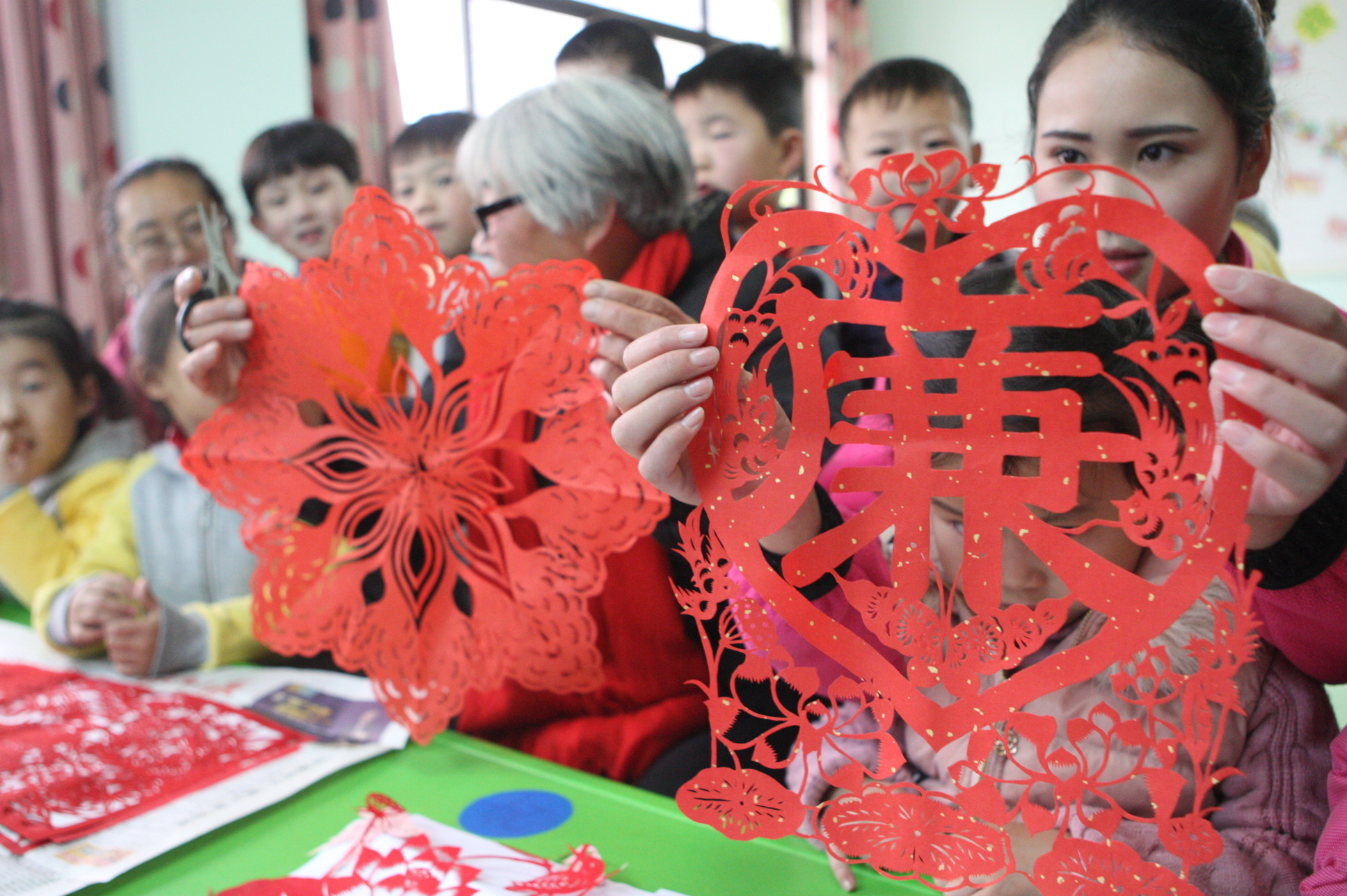 图片新闻:奶奶教我学剪纸 争当文化小"达人"