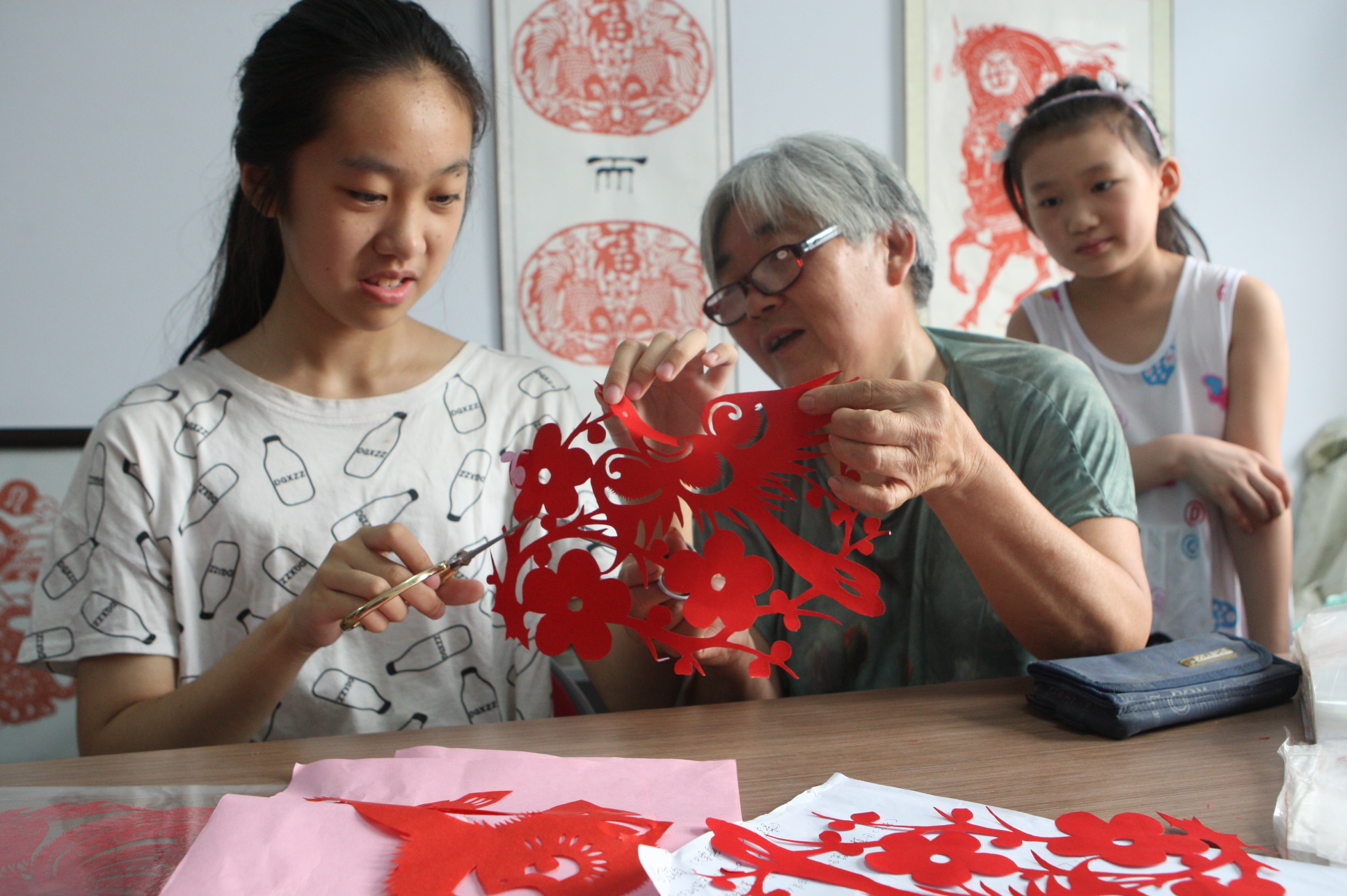 图片新闻:奶奶教我学剪纸 暑期生活添精彩