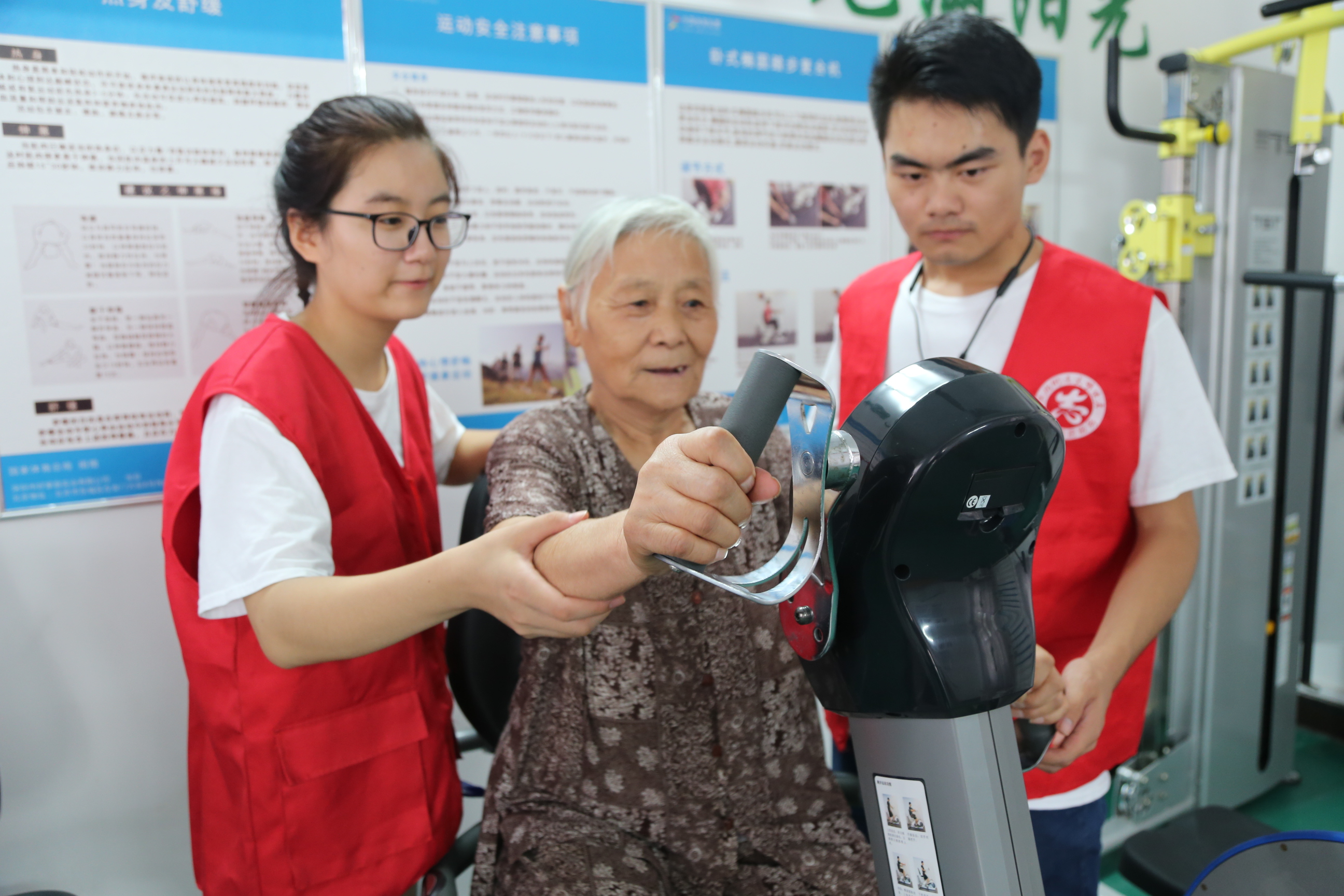 图片新闻:解放区联手院校 "大学生志愿者服务社区行